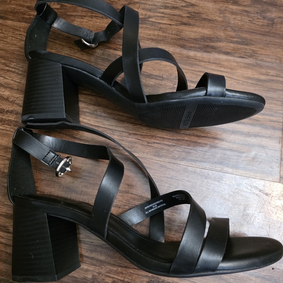 Anne Klein Akrowen Black Strappy Block Heel Sandals‎ 8.5M - Picture 2 of 5